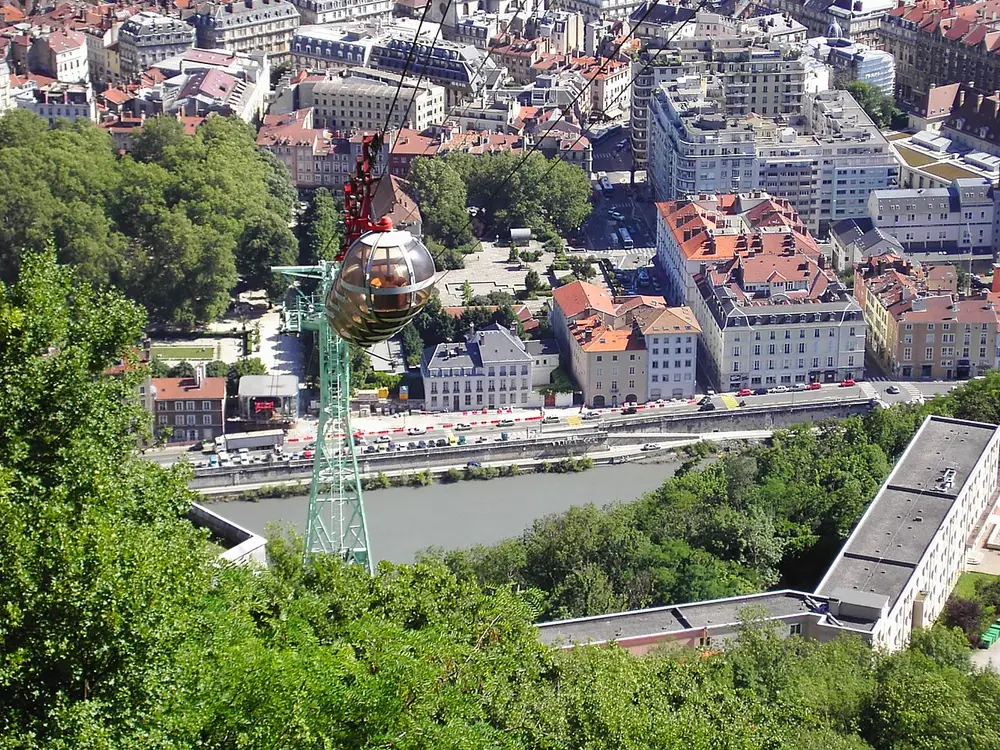 Les Bulles, téléphérique de la Bastille, au-dessus des quais de Grenoble