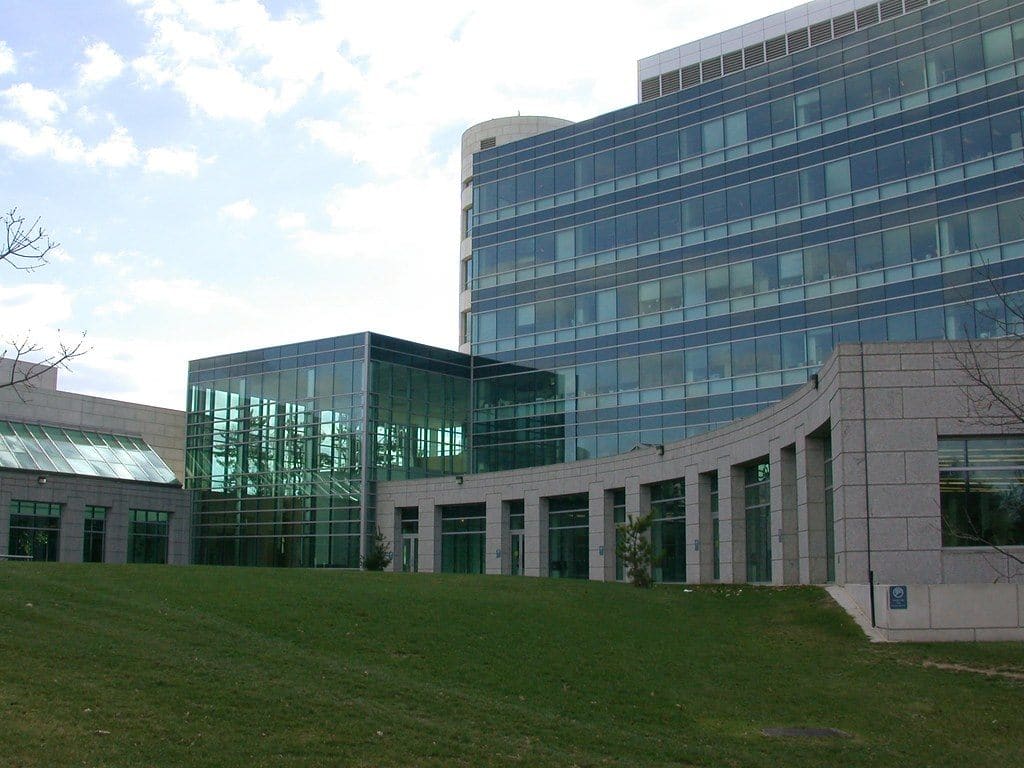 Façade d'un immeuble de bureaux habillée d'un bardage